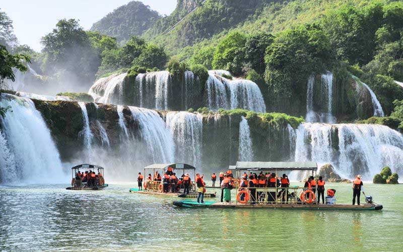 Trải nghiệm đi thuyền ngắm Thác Bản Giốc hùng vĩ 